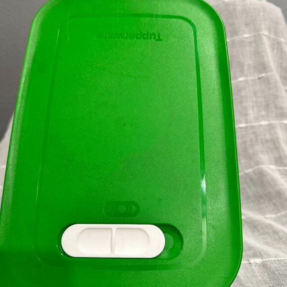 TupperWare FridgeSmart Medium Deep w grater/slicer add-on, Fresh Fridge Storage - Picture 5 of 11